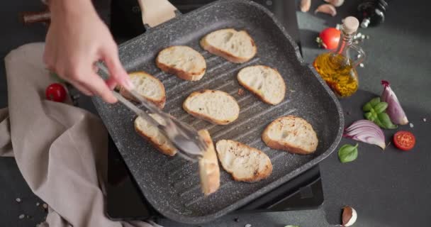 Potongan Baguette Diiris Pada Penggorengan Panci Membuat Roti Bruschetta Panggang — Stok Video