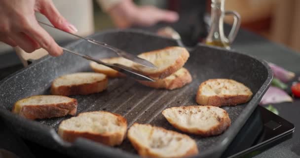 Baguettestücke Scheiben Geschnitten Auf Grillpfanne Machen Gegrilltes Bruschetta Brot Dci — Stockvideo