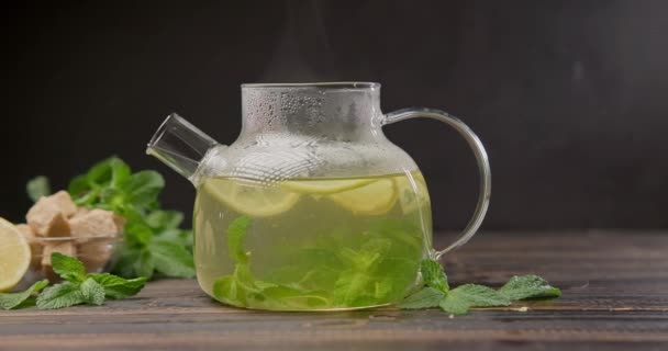 Glas Teekanne Mit Heißem Natürlichen Bio Kräutertee Mit Zitrone Und — Stockvideo