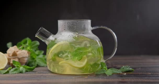 带有柠檬和薄荷的热天然草本植物茶的玻璃茶壶 — 图库视频影像