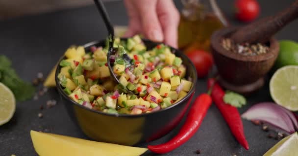Receta Salsa Mango Mujer Mezclando Ingredientes Picados Tazón Cerámica Negra — Vídeos de Stock