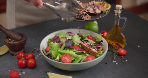 Krájený Smažený Kousek Organického Tuňákového Steaku Černém Keramickém Talíři Salátem — Stock video