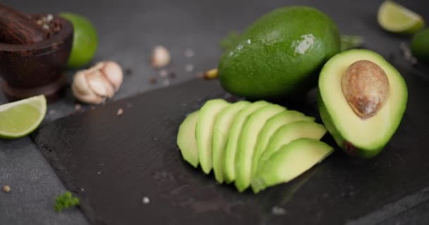 Fruta Abacate Verde Fresco Fatiada Uma Tábua Pedra Uma Mesa — Vídeo de Stock
