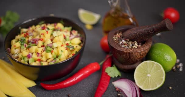 Mango Salsa Recept Vrouw Die Gehakte Ingrediënten Zwarte Keramische Kom — Stockvideo