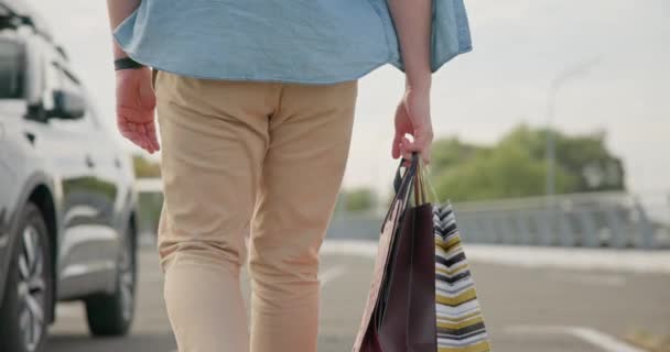 Adam Alışveriş Yaptı Alışveriş Torbalarını Elinde Taşıyarak Arabaya Gitti Dci — Stok video
