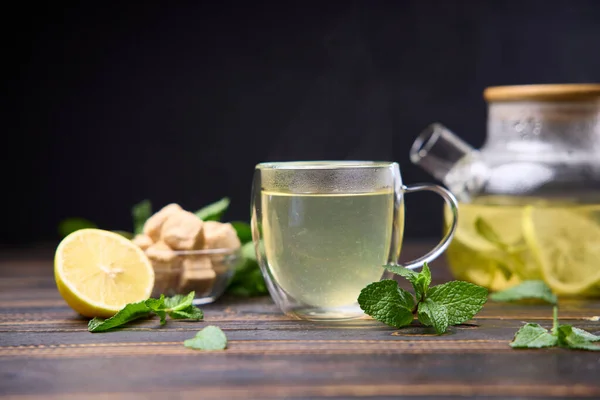 Натуральный Органический Травяной Чай Лимоном Мятой Стеклянном Чайнике Деревянном Столе — стоковое фото