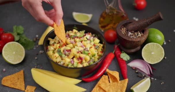Świeżo Wykonane Salsa Mango Czarnej Ceramicznej Misce Chipsy Tortilla Ciemnym — Wideo stockowe