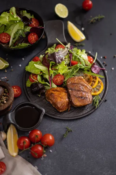 Morceaux Steak Thon Grillé Bio Sur Plat Service Céramique Noire — Photo