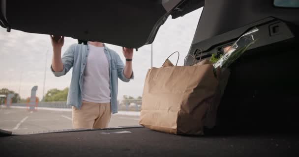 Fiatalember Kinyitja Csomagtartót Elviszi Táskákat Élelmiszerekkel Dci — Stock videók
