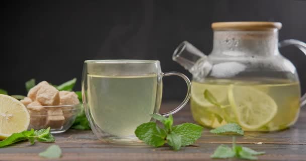 Chá Ervas Orgânico Natural Com Limão Hortelã Bule Vidro Uma — Vídeo de Stock