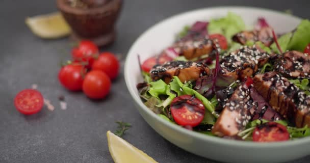 Bucată Feliată Grătar Friptură Ton Organic Salată Într Farfurie Icd — Videoclip de stoc
