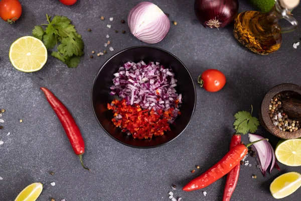 Matlagning Mango Salsa Skivade Hackade Ingredienser Svart Keramisk Skål — Stockfoto