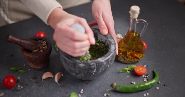 Mujer Golpeando Una Piedra Mortero Mármol Salsa Verde Ingredientes Picados — Vídeo de stock