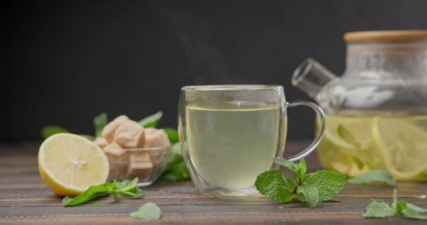 Положить Ломтик Лимона Стекло Натуральным Органическим Травяным Чаем Стеклянным Чайником — стоковое видео