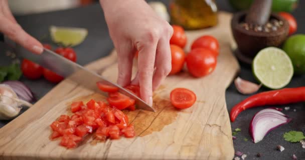 Salsa Przepis Kobieta Cięcia Pomidorów Wiśniowych Sałatki Drewnianej Desce Nożem — Wideo stockowe