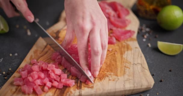 伝統的なタルトレを調理する国内キッチンで木製の切断板にマグロのフィレットをスライスしてチョッピングする女性 Dciについて — ストック動画