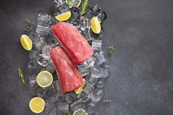 Fresh Cooled Tuna Fish Steak Lays Ice — Stock Photo, Image