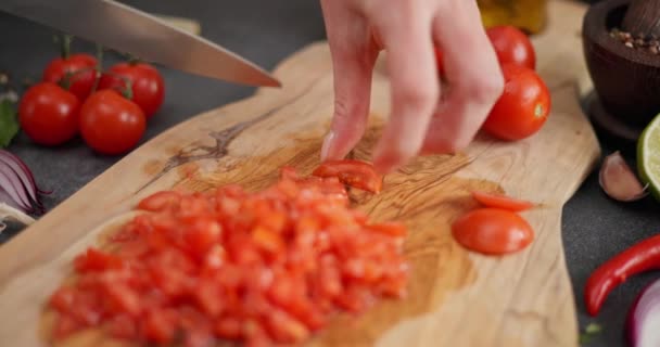 Salsa Przepis Kobieta Cięcia Pomidorów Wiśniowych Sałatki Drewnianej Desce Nożem — Wideo stockowe