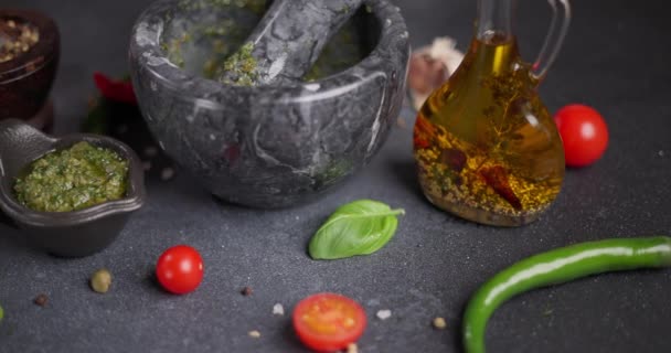 绿色罗勒和辣椒酱在黑色陶瓷肉汁船上 Dci — 图库视频影像