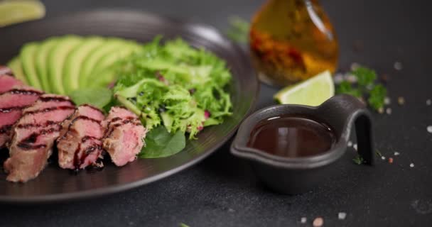 Steak Thon Grillé Tranché Avec Avocat Tranché Sur Une Planche — Video