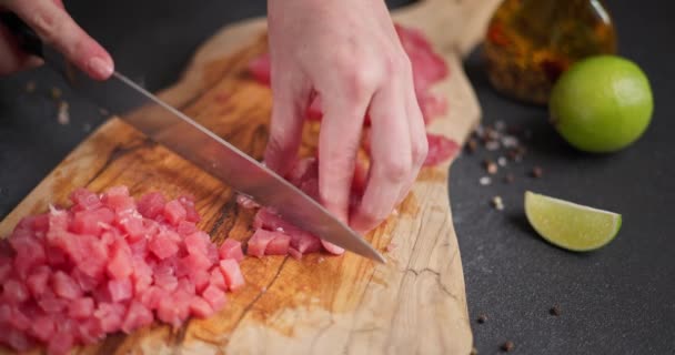 Kobieta Krojenie Siekanie Filet Tuńczyka Desce Krojenia Drewna Kuchni Domowej — Wideo stockowe