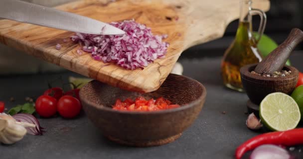조리법 가정용 부엌에서 그릇에 빨간색 양파를 Dci는 — 비디오