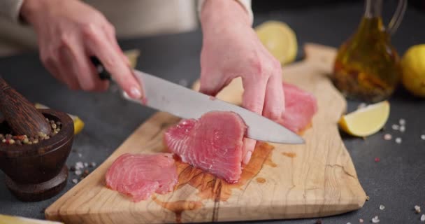 Kobieta Pokroiła Tuńczyka Plasterki Drewnianej Desce Krojenia Kuchni Domowej Gotując — Wideo stockowe