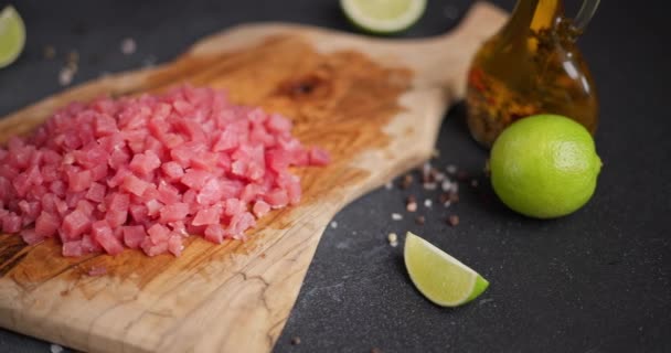 在家庭厨房烹调传统玉米片时 在木制切菜板上切下切碎的金枪鱼片 Dci — 图库视频影像