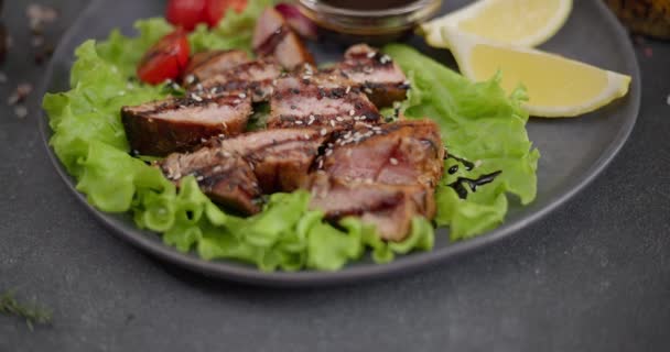 Gefrituurde Gegrilde Biefstuk Biologische Tonijn Biefstuk Een Zwarte Keramische Plaat — Stockvideo
