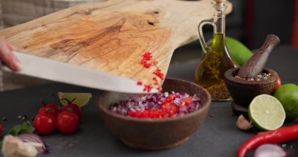 Receita Salsa Mulher Derramando Pimentão Picado Quente Vermelho Tigela Madeira — Vídeo de Stock
