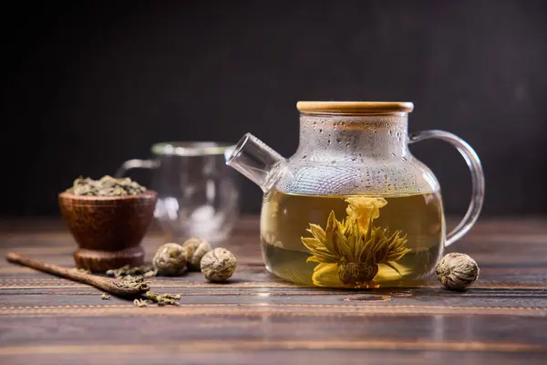 Τσαγιέρα Και Γυάλινο Κύπελλο Ανθισμένο Λουλούδι Τσάι Μέσα Ένα Ξύλινο — Φωτογραφία Αρχείου