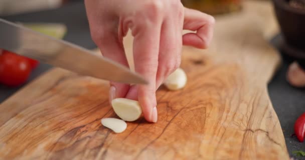 サルサレシピ 家庭用キッチンで木製の板にニンニクを切断し 切断する女性 Dciについて — ストック動画