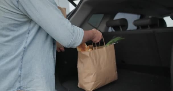 Mladý Muž Otevírá Kufr Dává Něj Tašky Potravinami Dci — Stock video