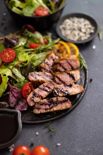 Tranches Steak Thon Bio Grillé Sur Plat Service Céramique Noire — Photo