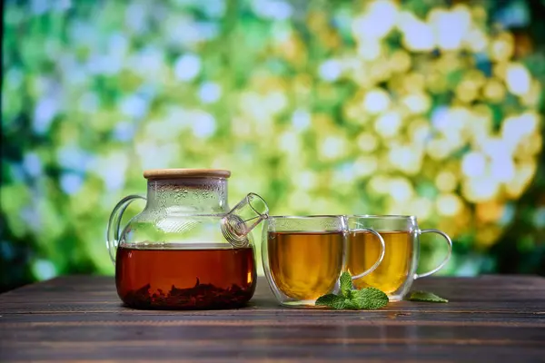 Натуральный Органический Травяной Чай Стеклянном Чайнике Чашка Деревянном Столе — стоковое фото