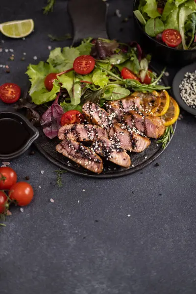 Tranches Steak Thon Bio Grillé Sur Plat Service Céramique Noire — Photo