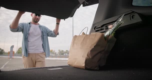 Mladý Muž Otevře Kufr Odnese Tašky Potravinami Dci — Stock video