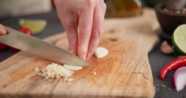 Receita Salsa Mulher Cortando Cortando Alho Uma Tábua Madeira Cozinha — Vídeo de Stock