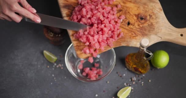 Mujer Vertiendo Filete Atún Rebanado Picado Tazón Vidrio Cocina Nacional — Vídeos de Stock