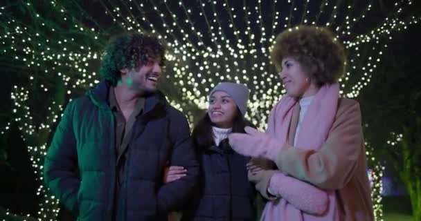 Usmívající Šťastní Přátelé Chůze Girlandy Světla Pozadí Venku Nový Rok — Stock video
