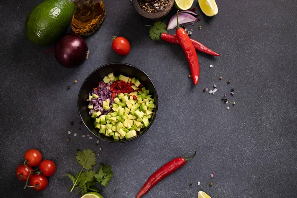 Matlagning Mango Salsa Skivade Hackade Ingredienser Svart Keramisk Skål — Stockfoto