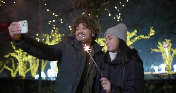 Opgewonden Gelukkig Paar Nemen Selfie Het Maken Van Video Oproep — Stockvideo