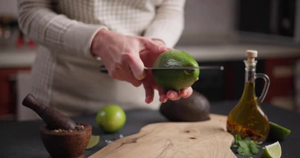Mulher Cortando Frutas Frescas Abacate Verde Meio Dci — Vídeo de Stock