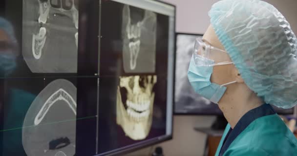Radiolog Dentysta Korzystający Oprogramowania Rentgenowskiego Komputerze Stacjonarnym — Wideo stockowe