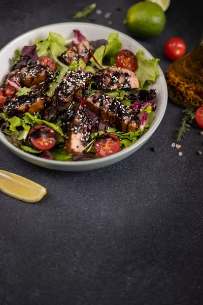 Thunfisch Steak Salat Mit Sesam Und Teriyaki Sauce Einer Keramikschüssel — Stockfoto