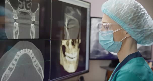 Radiolog Tandläkare Med Hjälp Ray Programvara Stationär Dator — Stockvideo