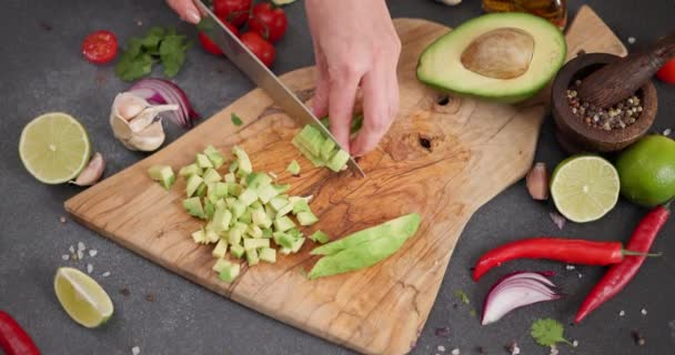 Receita Salsa Mulher Cortando Cortando Frutas Frescas Abacate Verde Uma — Vídeo de Stock