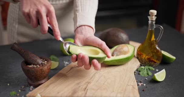 Vrouw Schillen Halve Groene Avocado Fruit Tijdens Het Koken Huishoudelijke — Stockvideo