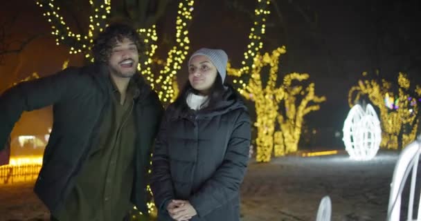 Mladý Indián Dává Dárek Ženě Pozadí Světel Věnců Nový Rok — Stock video