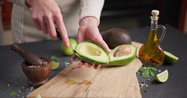 Vrouw Schillen Halve Groene Avocado Fruit Tijdens Het Koken Huishoudelijke — Stockvideo